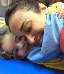Educadora Isa de la escuela infantil Educamar abrazando a con mucho amor a una alumna